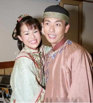 2015年，胡杏儿和黄宗泽同居8年后，转身带着3000万嫁妆，下嫁“夜店老板”，