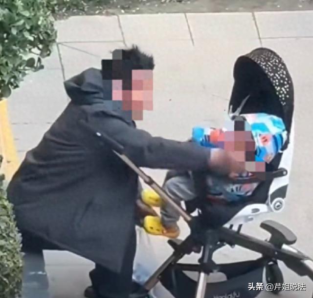 河南郑州，一男子推着婴儿车在一小区里休息，趁着四下无人，男子竟掌掴婴儿，推车里的