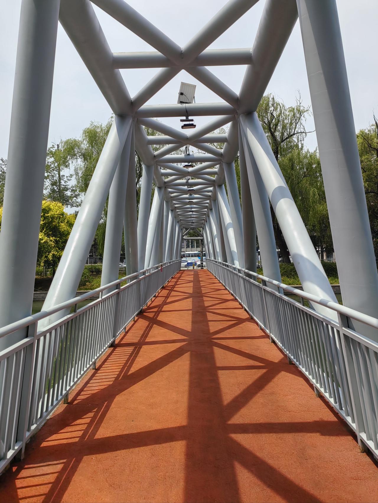 黄石“小蛮腰”会拆除吗？这还真不好说。它其实是黄石广州路跨线景观桥，因形似广州“