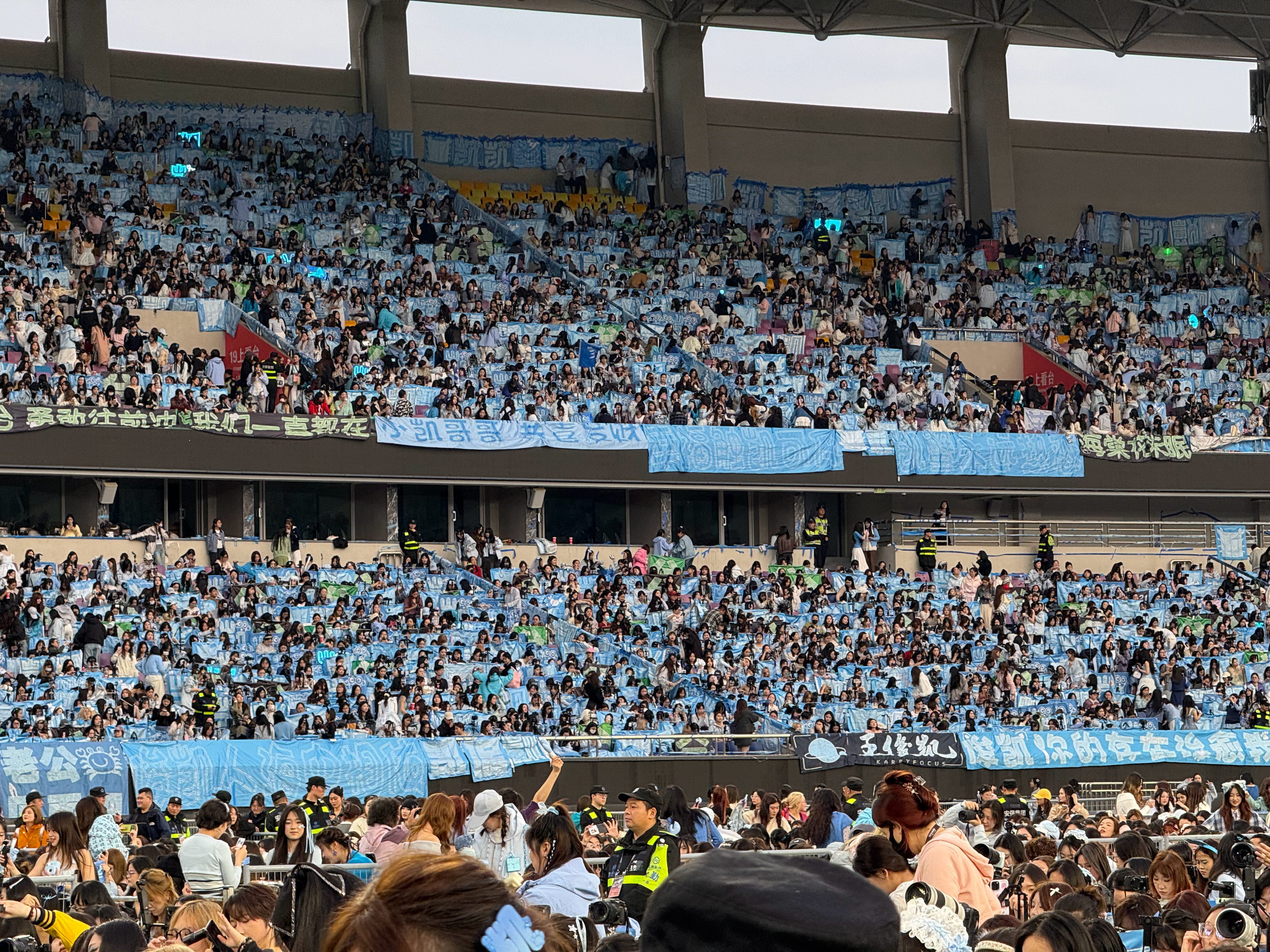 我向上看向下看向左看向右看都是蓝蓝嘟QQ音乐超级巅峰之夜