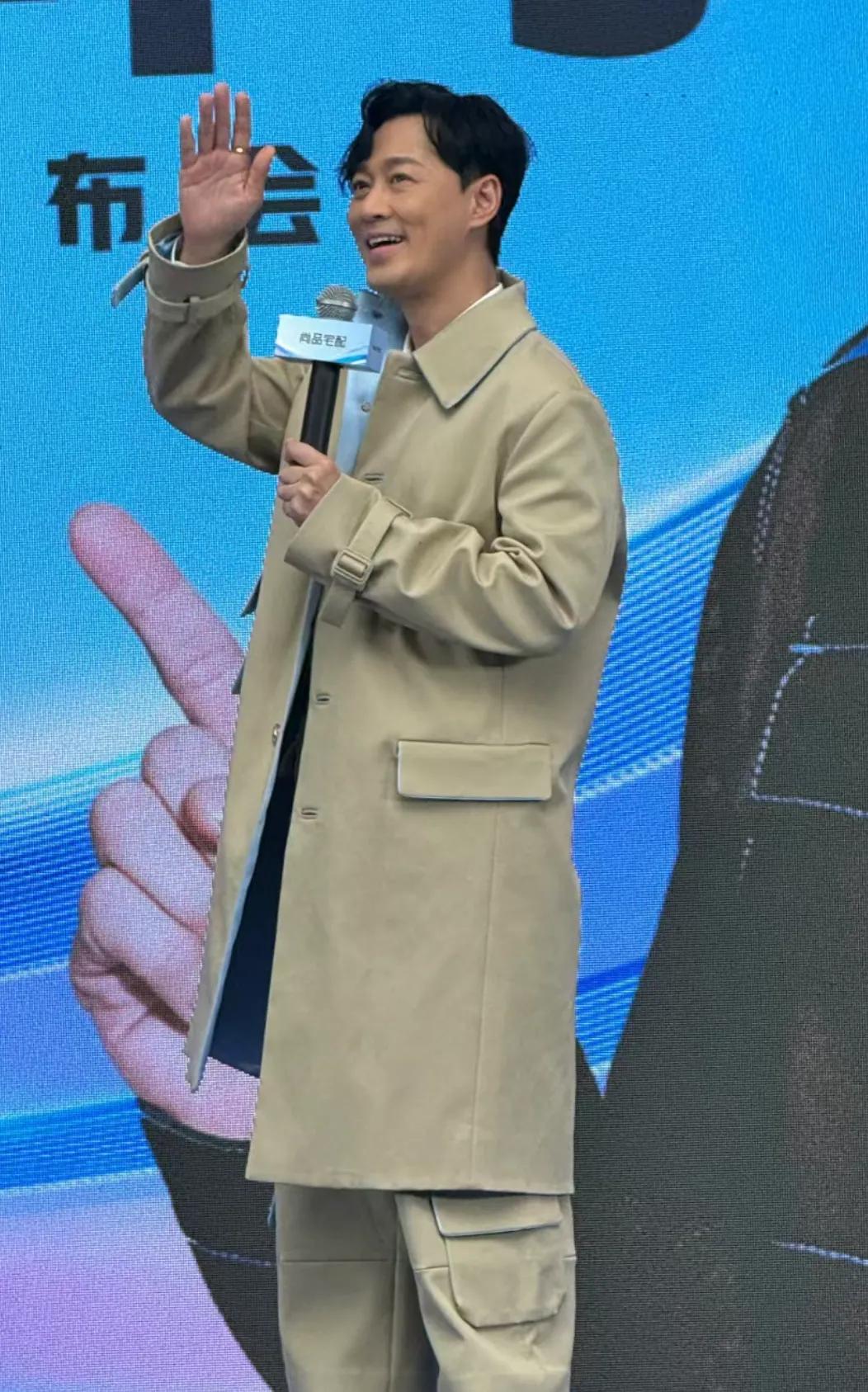 广州偶遇林峯，本人好帅，高高瘦瘦的，香港明星的确保养的很好，没有过度的医美，但脸