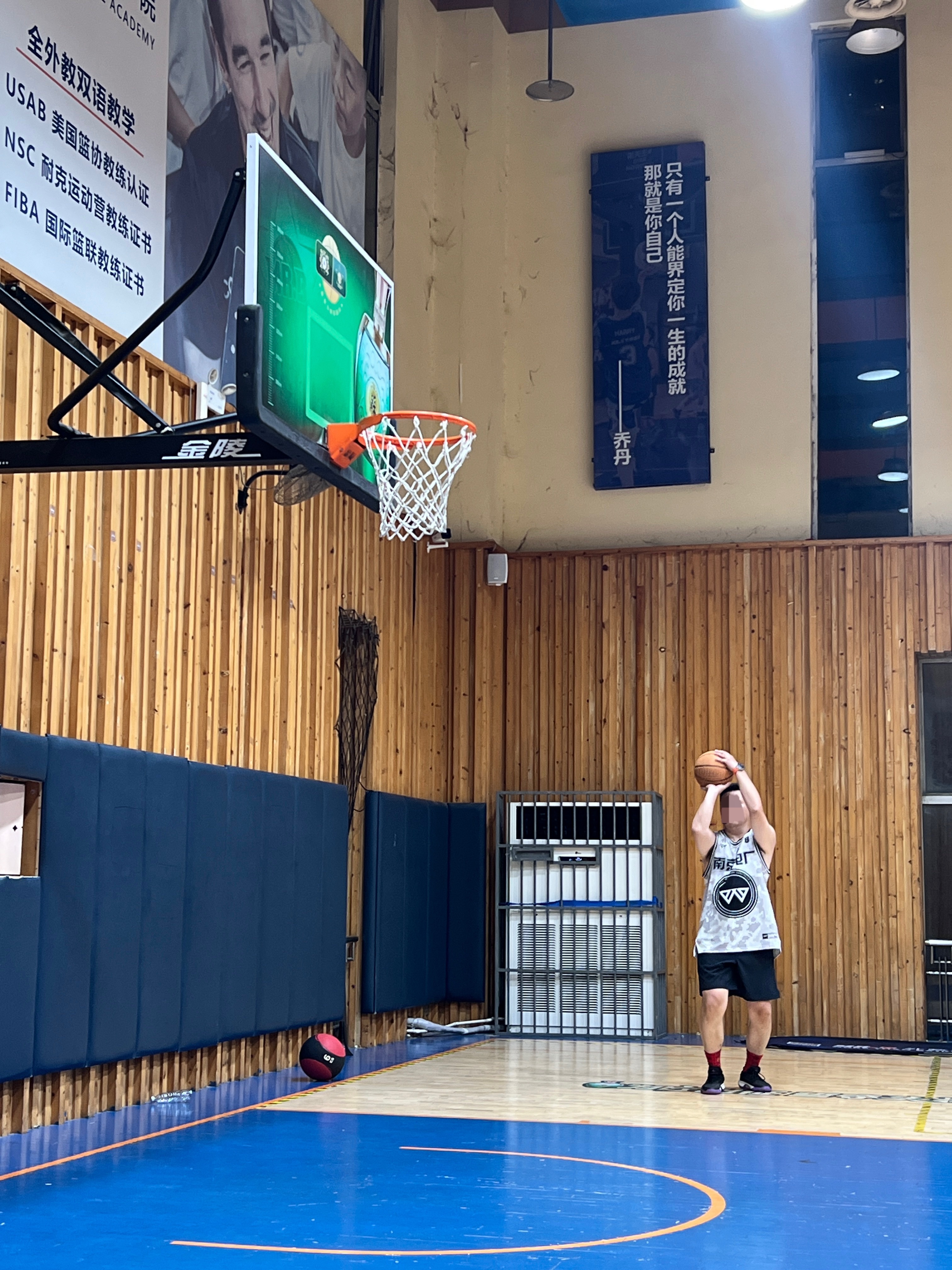 今天包场，陪这位兄弟练练球。 ​​​