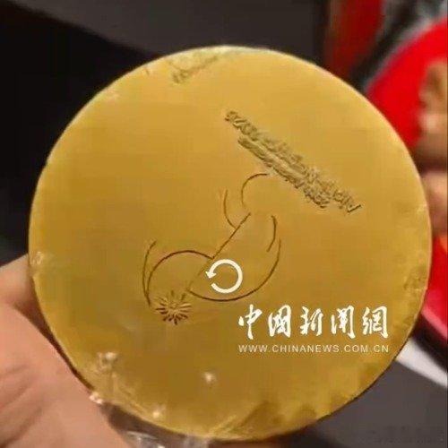 亚运会冠军金牌已经磨花了李巧巧的金牌磨花了，原因哭笑不得：领奖时就带伤，回国后乡