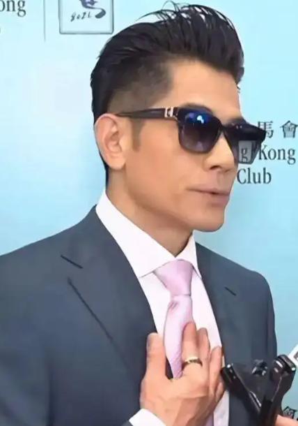 同校不同命。

郭富城女儿和刘德华女儿成了校友，但一个9岁一个14岁，上下学时间