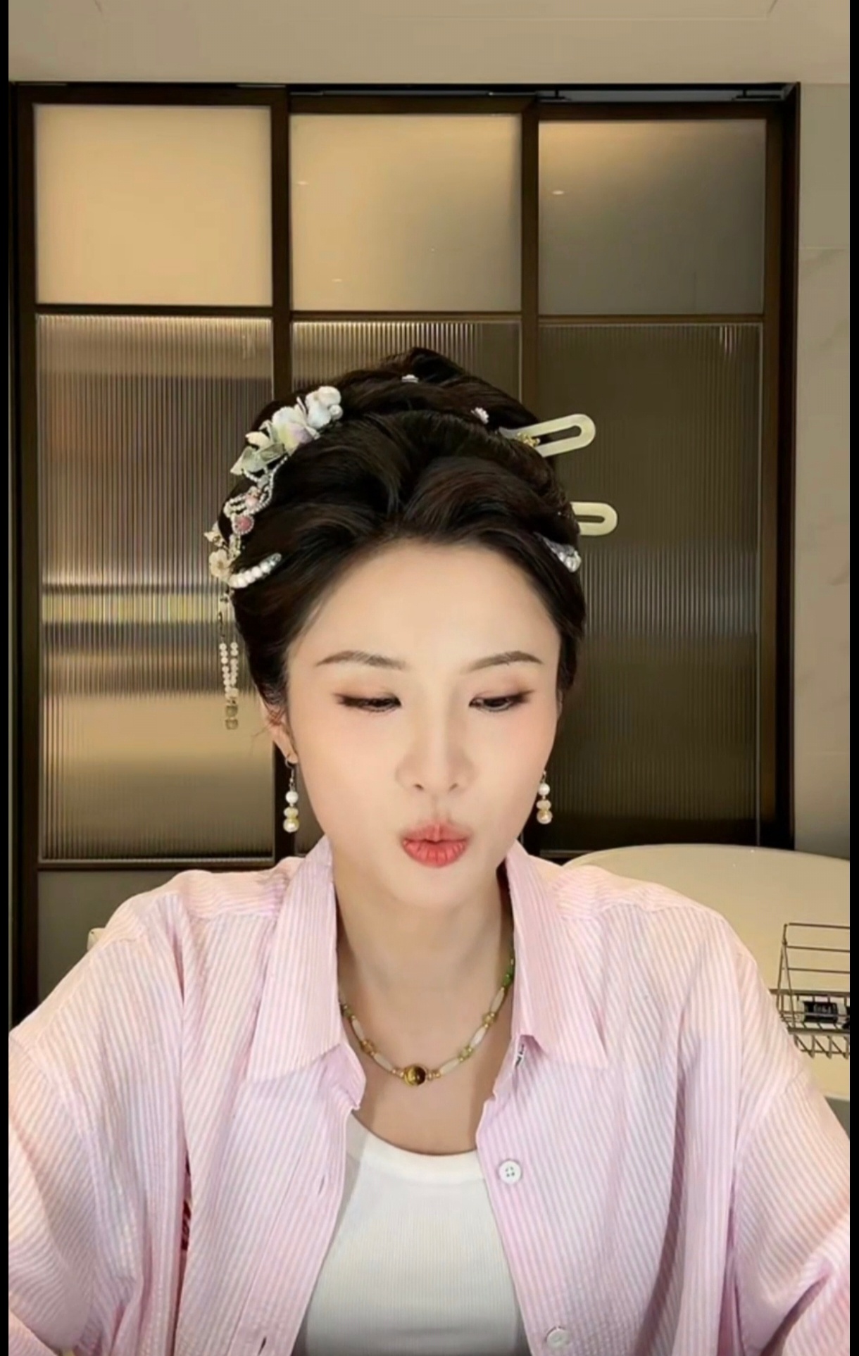 张慧雯求助娜扎娜扎说张慧雯唱歌跑调救命！张慧雯问娜扎成绩垫底原因，娜扎一句话戳穿