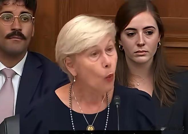 美国能源部长赖特在国会听证会上遭民主党众议员罗斯质问，“能源部由政治任命官员主导
