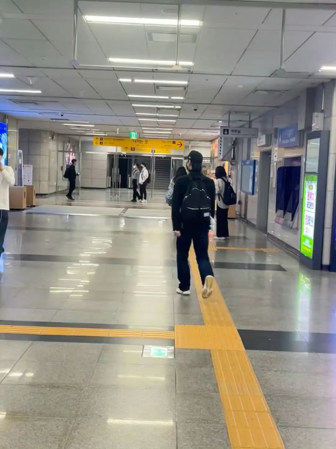 smtr25李翰飞上班偶遇他看到粉丝应援的生日大屏了[手指比心] ​​​