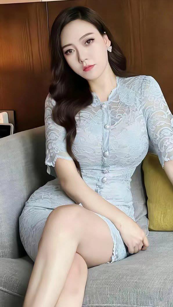 优雅气质，蕾丝连衣裙，坐在沙发上，散发迷人魅力。