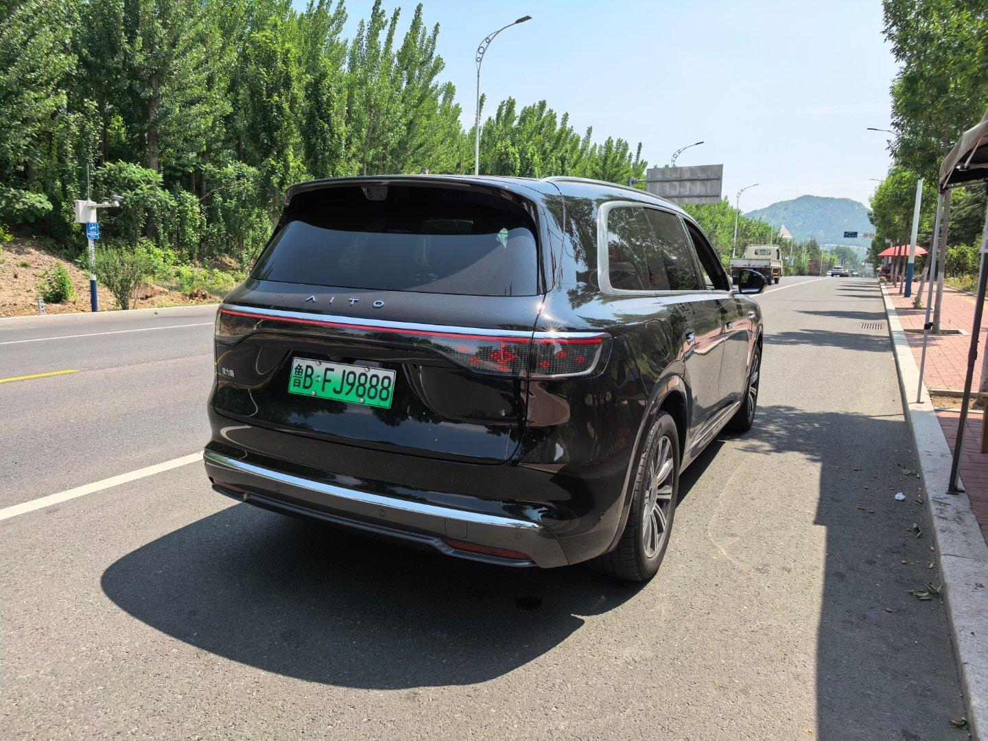 今天开问界M8带着家人出去玩，普遍评价是这车很适合家用。 ​​​