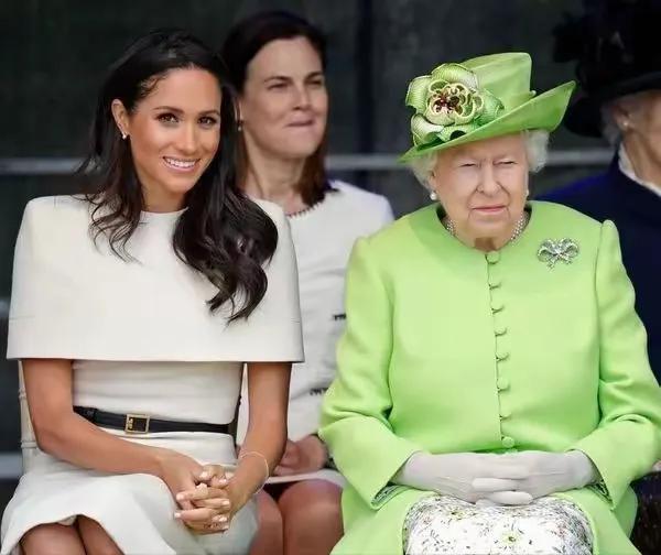 英女王对梅根的“嫌弃”，那是显而易见呢？
英女王对这个孙媳妇，一直都不太喜，奈何
