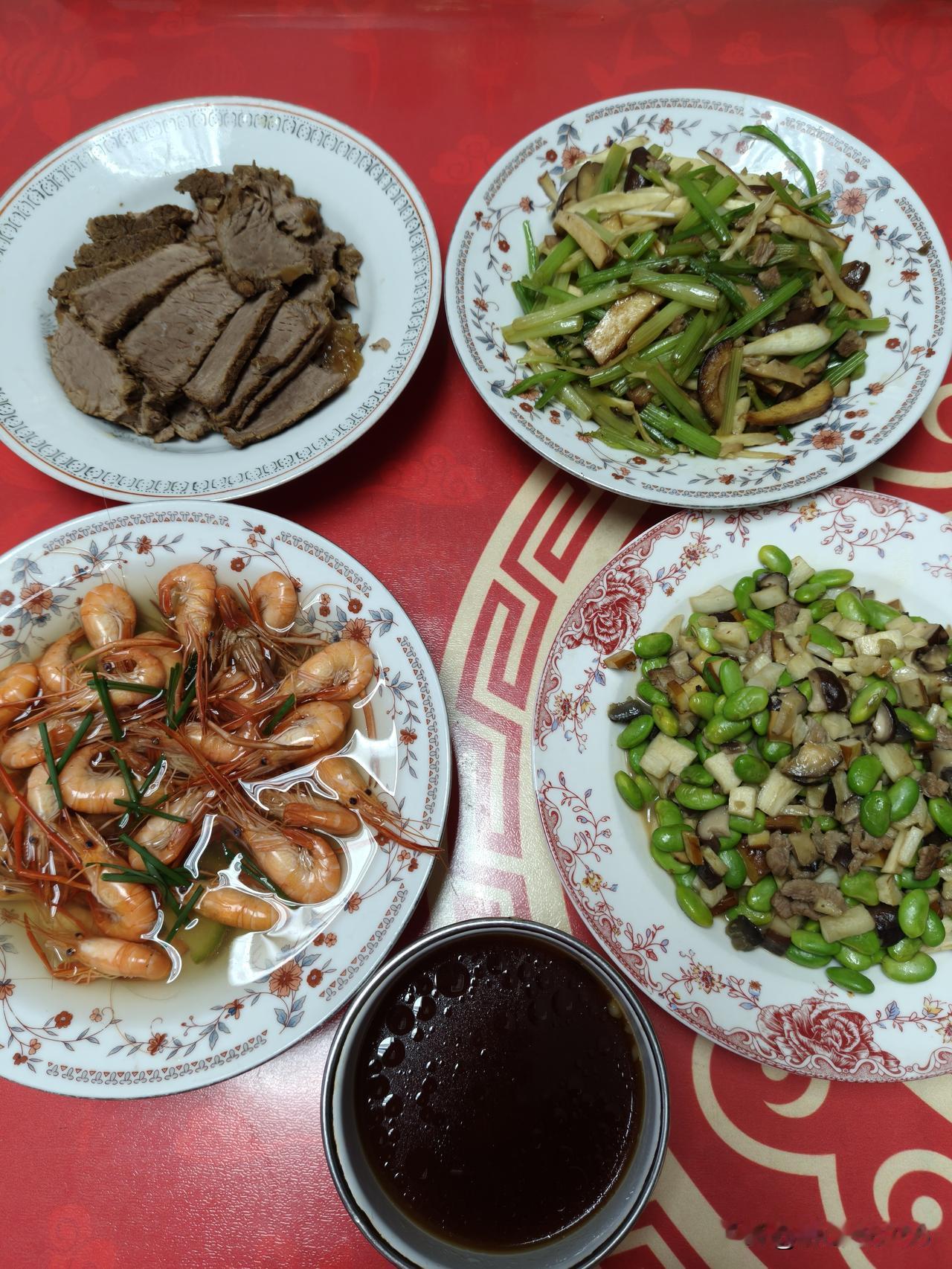 @豆包 帮我点评
五律-中秋
中秋不点卯，
黎庶仰迢迢。
上菜看丰富，
为金不折