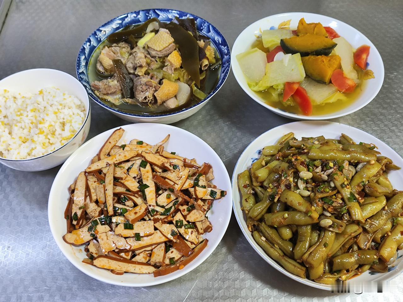 五月五日的午餐分享来啦！有酸菜海带炖老鸭汤，营养又美味；有凉拌豆腐干，好吃又下饭