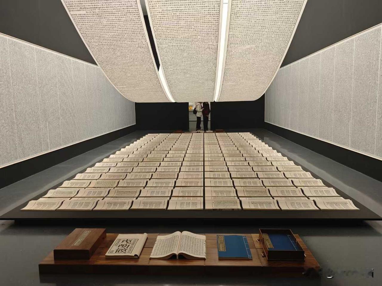 【天书】
这套不能称为“书”的书，有着作为书的严密的编排和精细的制作工序，例如册