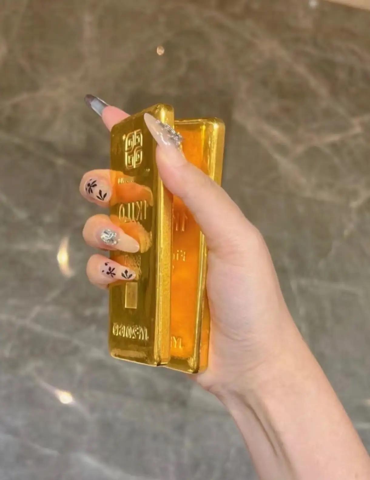 11月10日，
中午我赶紧卖了200克黄金，
因为今天金价突然涨了，而且直接突破