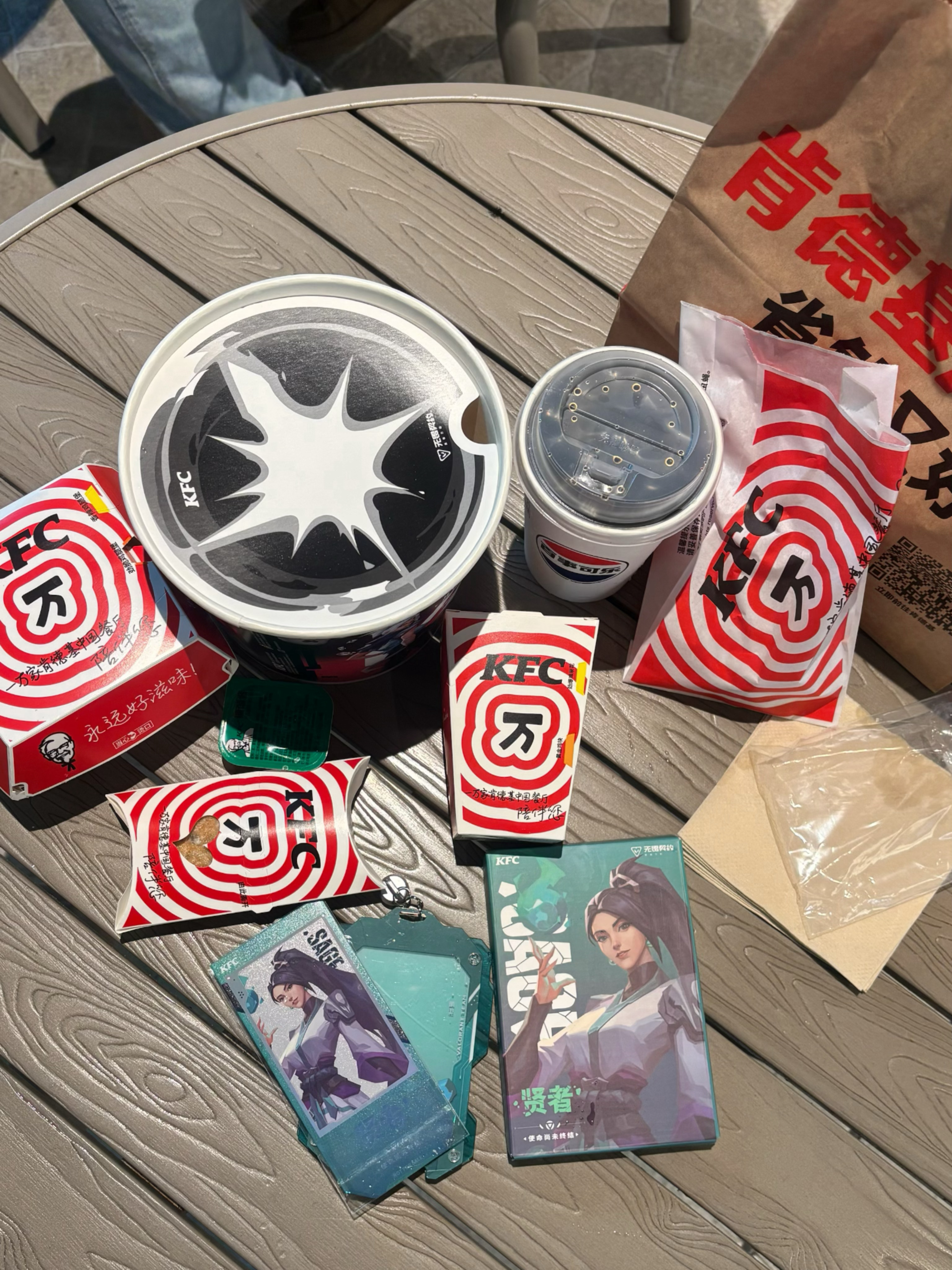 吃到了 香香的肯德基🍟还收到了美美的贤者 打算后面再收一套jett