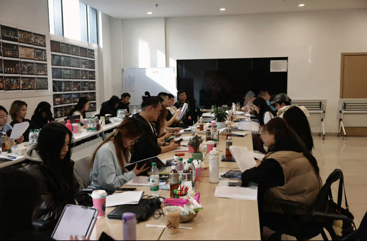 敖瑞鹏不二之臣围读剧本，长得真好看一眼就看到了 好优越的鼻子 