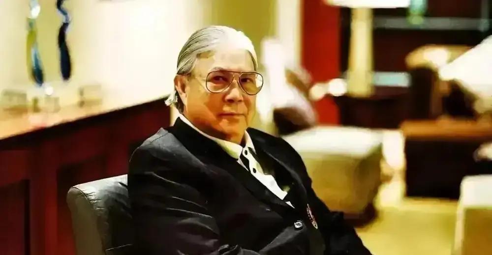 离婚19年，她还坐主位
 
霍家孙子生日，霍震霆先跟厨师说：罗康瑞不吃葱。一句话