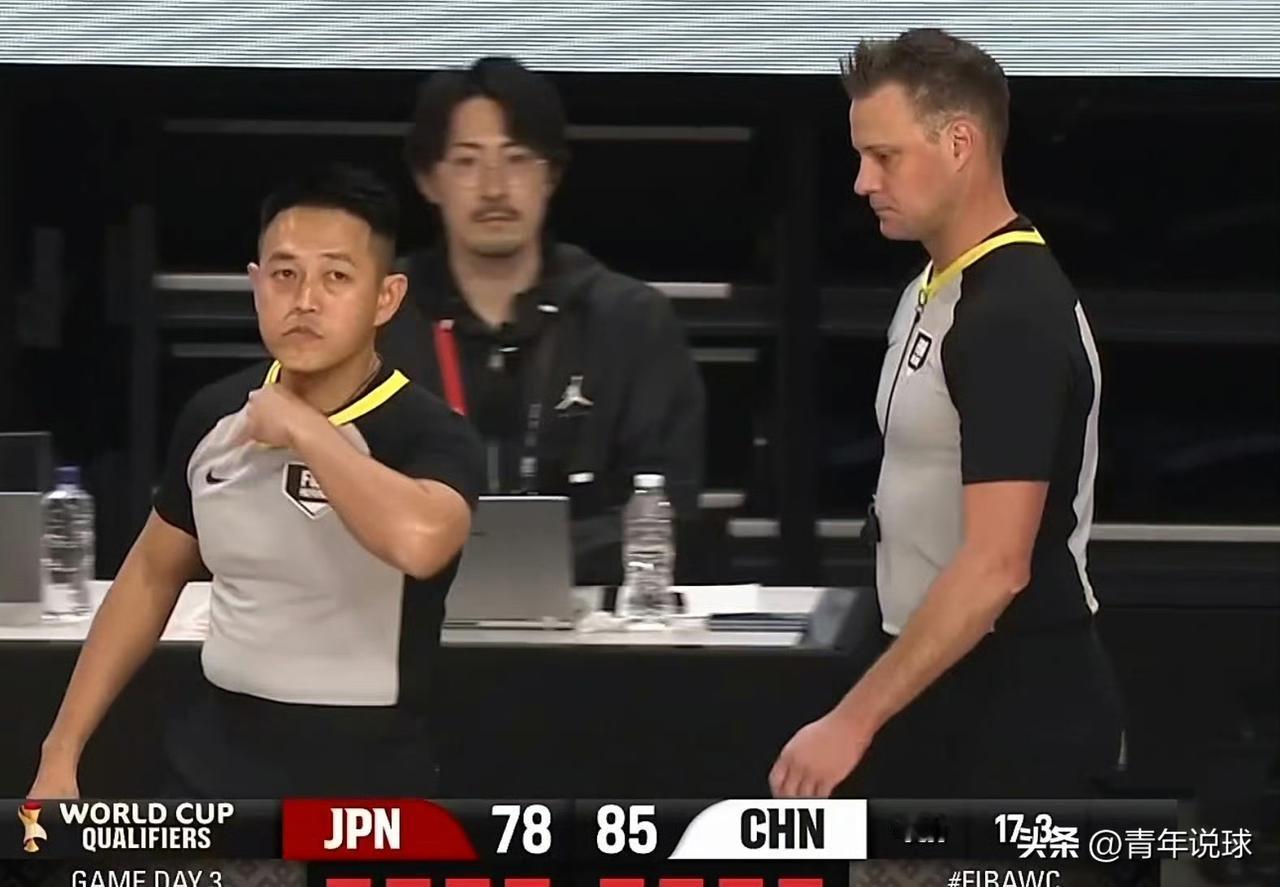惹众怒的两位裁判！

今晚中国男篮战胜日本男篮的比赛中，最抢戏的不是场上的球员，