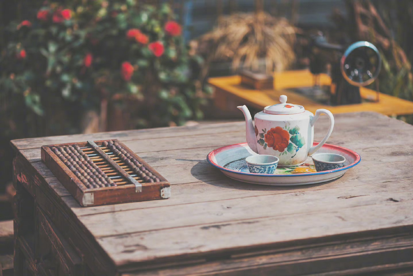 人生的刺，就在这里，留恋着不肯走的，偏是你所不留恋的东西。矛盾是智慧的代价，这是