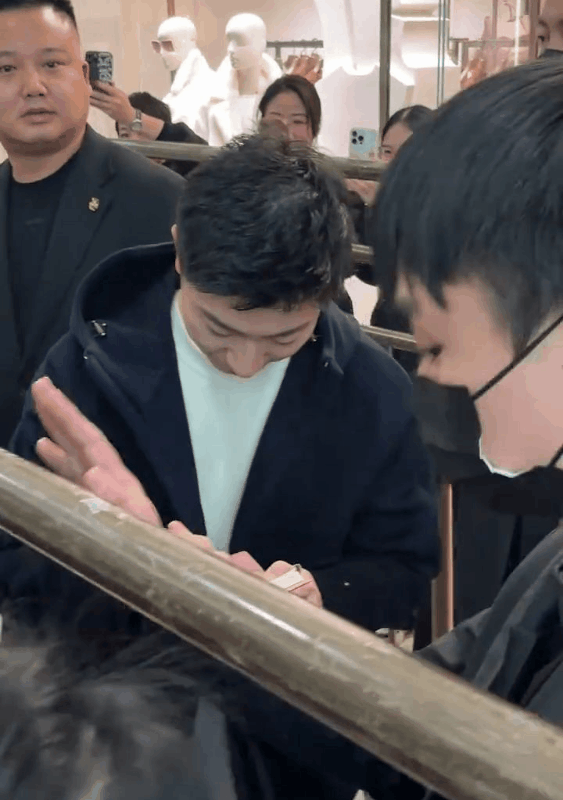 新鲜的马龙，今日在杭州参加活动。
龙队真是一个大忙人，不打比赛的日子，各种活动不
