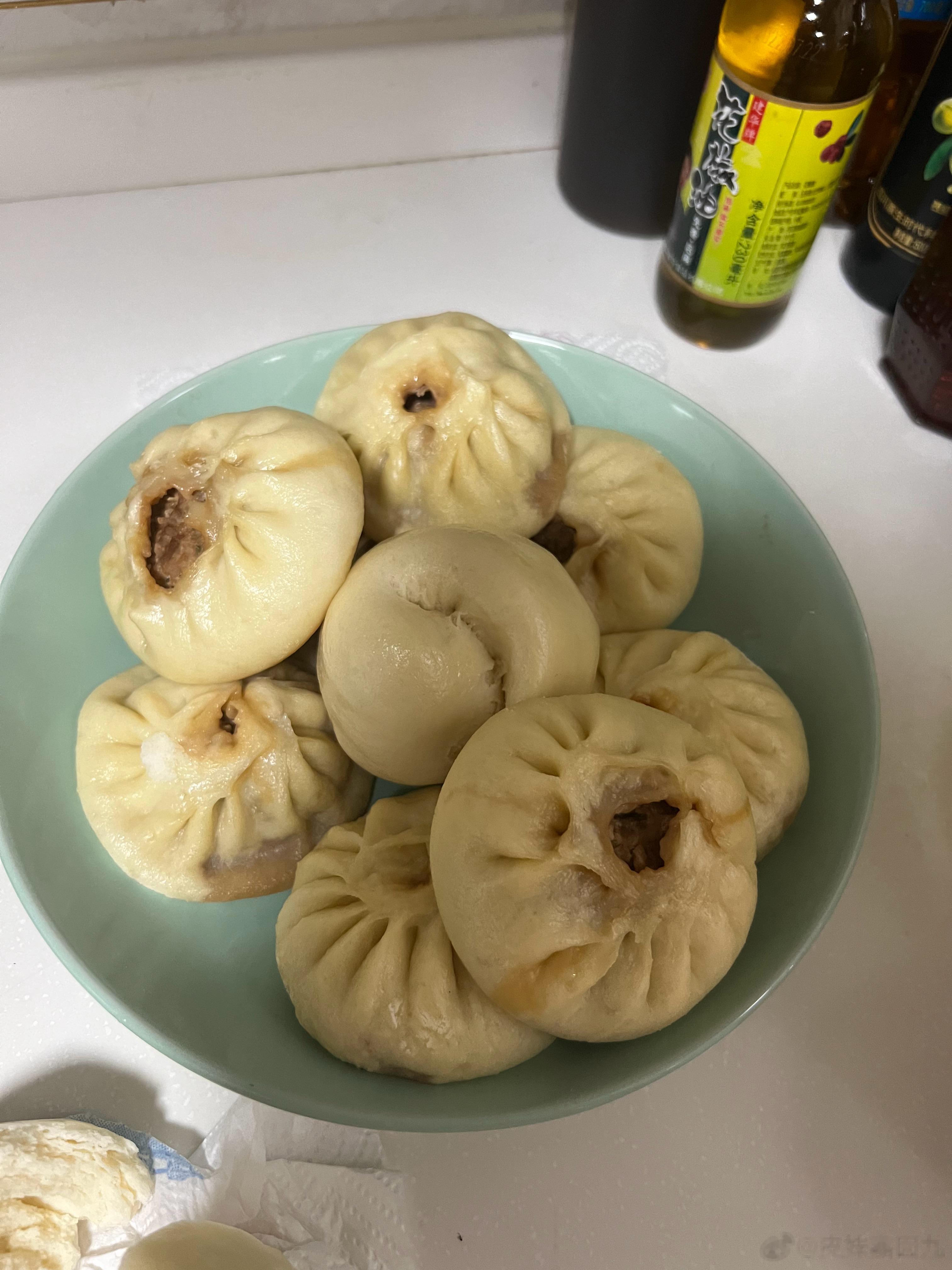 遛狗回家，狗就把我往厨房带，我就晓得厨房一定有啥好吃的。果然，有一盘包子＋馒头。