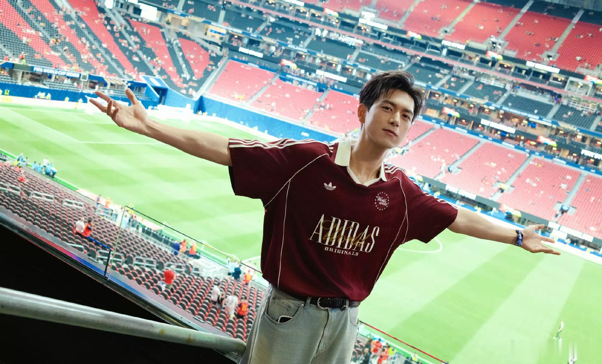 新华社发了李现世界杯开球，含金量好高！！李现好优秀⚽🏆🎉 