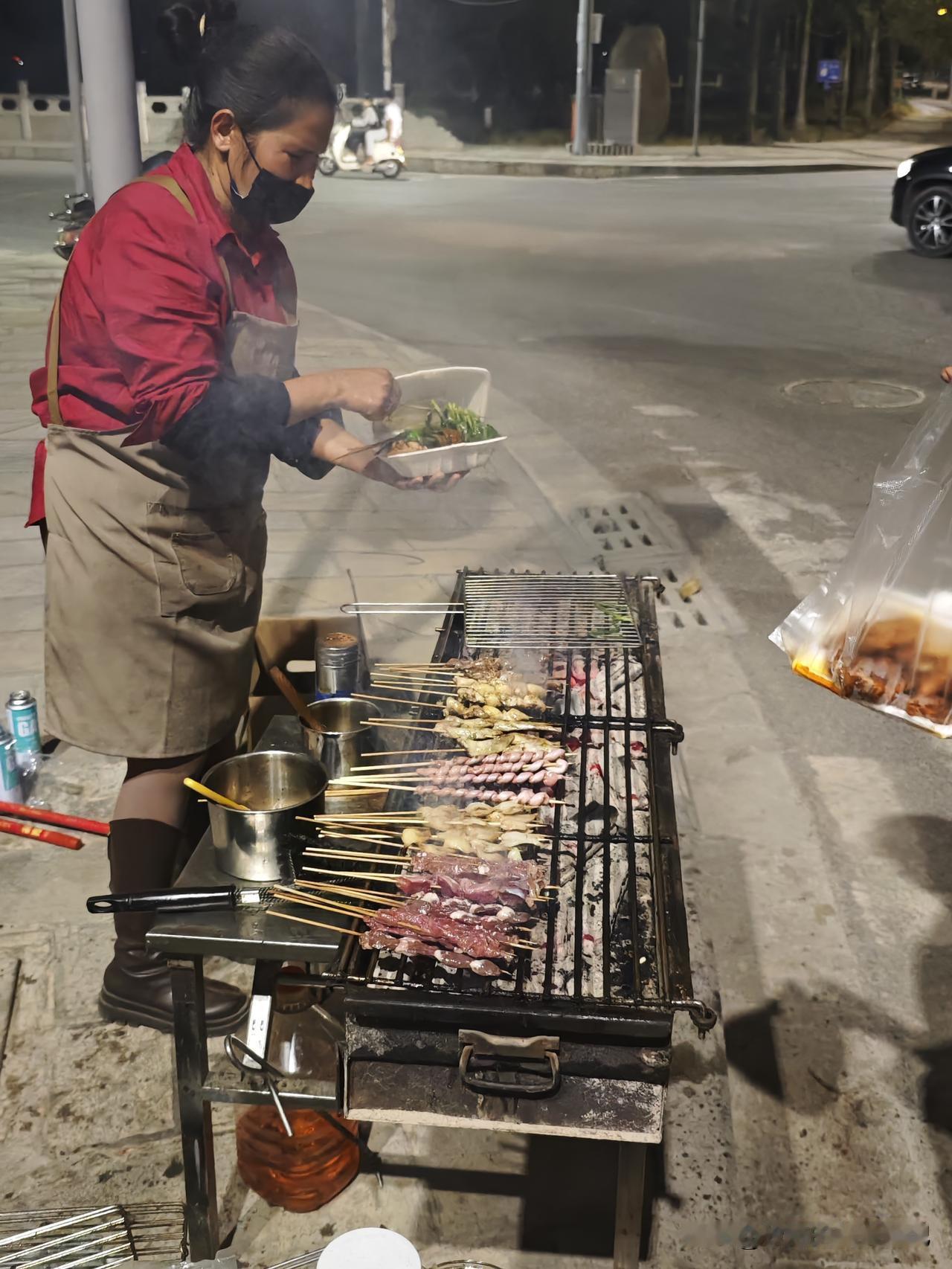 记录我的2026夜晚的街头，还是食物最治愈哦[爱慕][爱慕][爱慕]