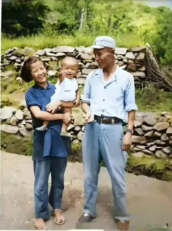 1944年，担任晋绥军区司令员的吕正操终于和妻子儿子重逢了！看到刘沙脚上那双草鞋