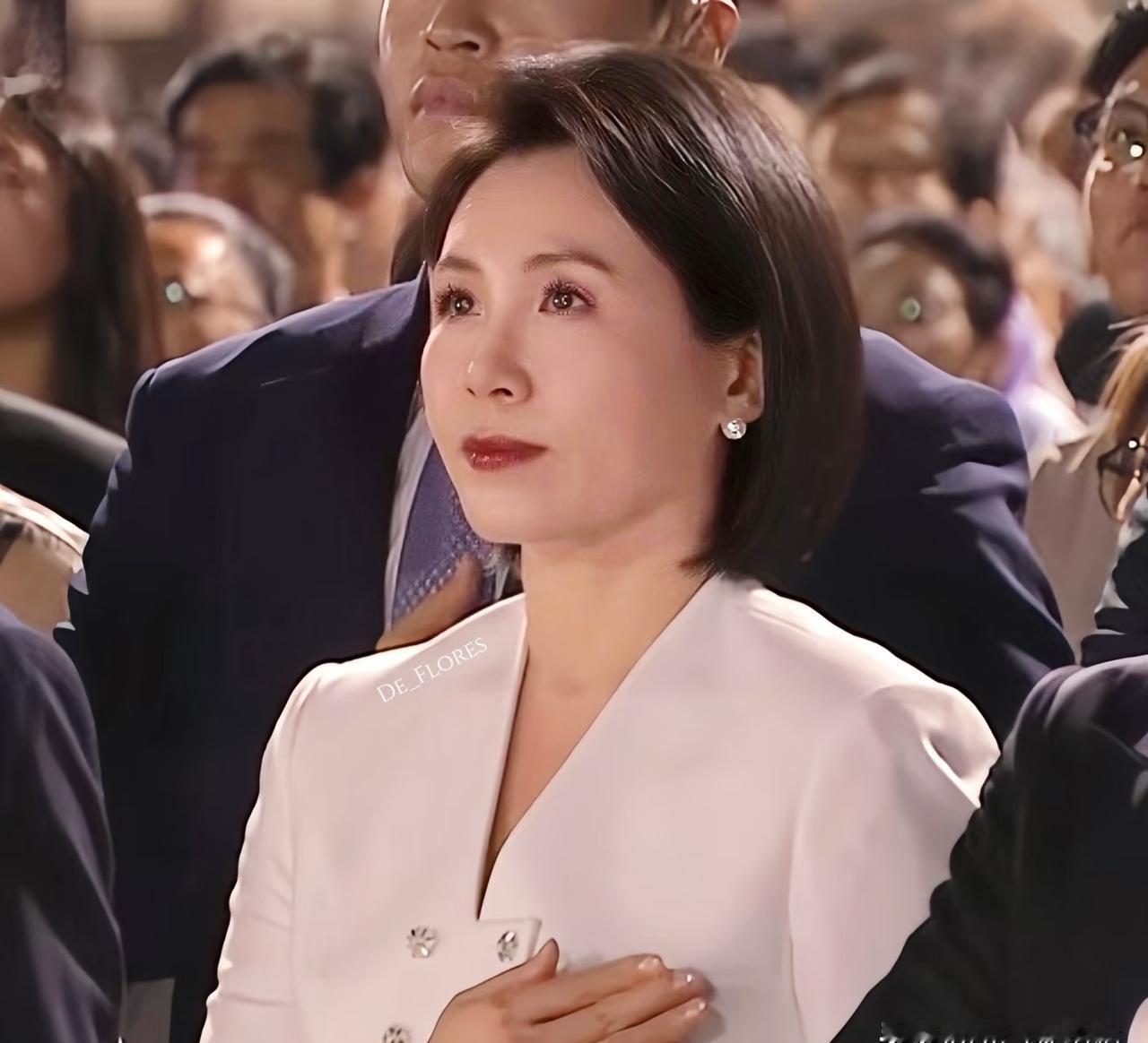 你的脸，正在出卖你的婚姻。
金惠景在镜头前从不紧绷。
李在明雨中把伞斜过去，她眼