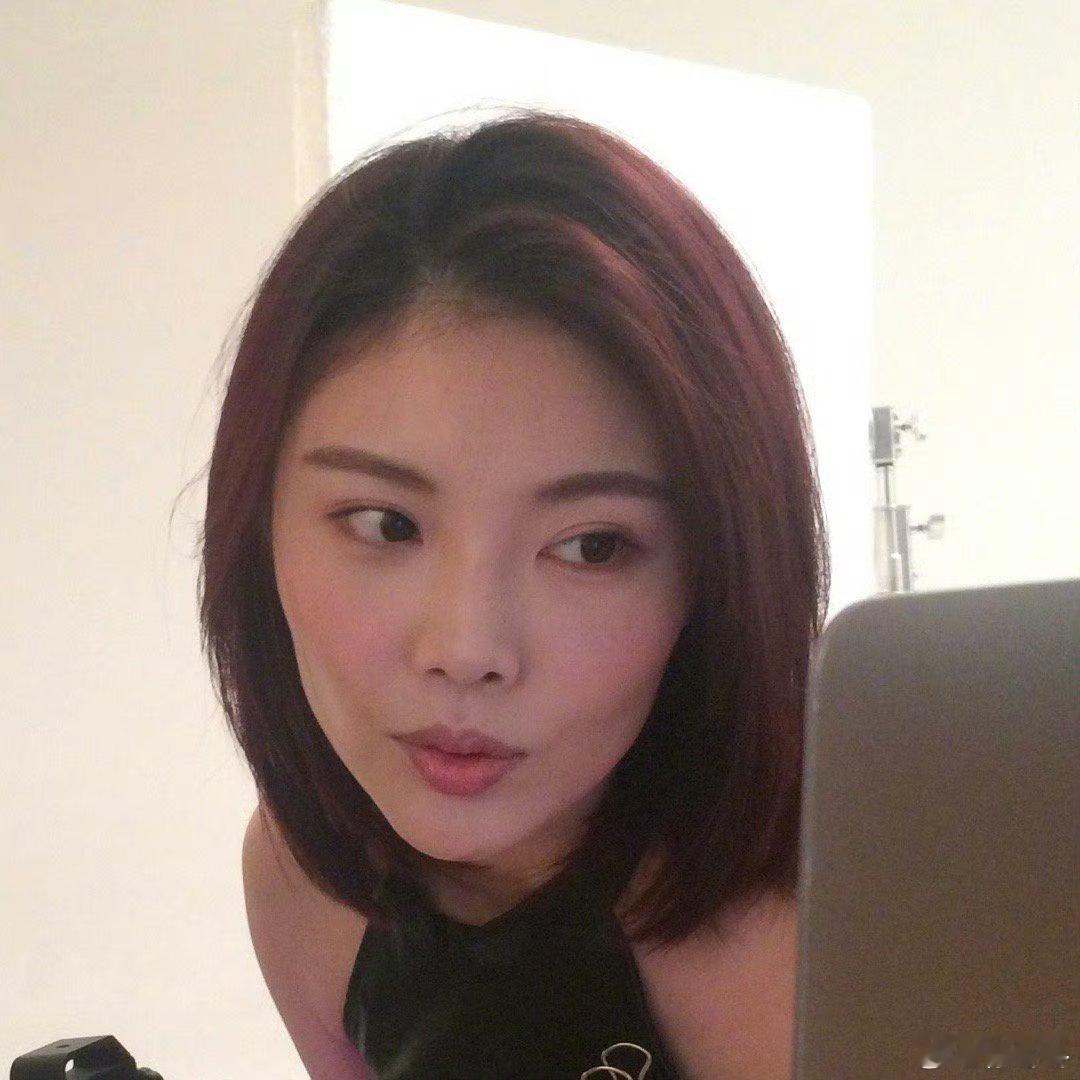 徐冬冬 新发型像陈慧琳徐冬冬新发型也太像陈慧琳了，都是港风御姐哎，好带感