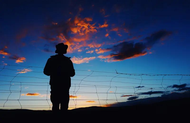 走在边防线上，“有国才有家”这句话有了更深刻的含义。就像那些边防官兵，平时工作训