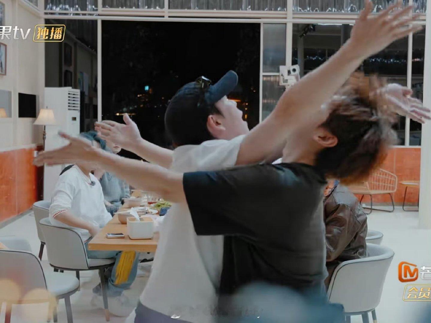 百年内没人懂王栎鑫张远这段 快乐老友有风季 王栎鑫张远的这波操作，百年内怕是没人