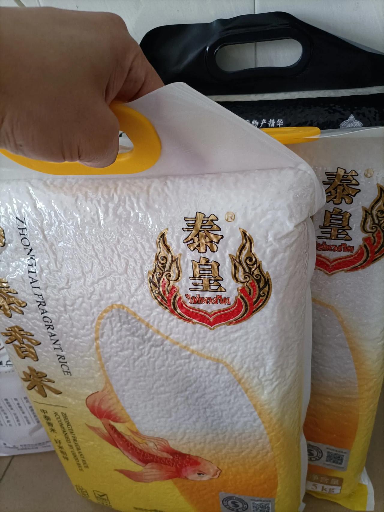 被人强卖东西是什么感受？

邻居是位公交司机，和他不熟，也没在一起聊过天，今天早