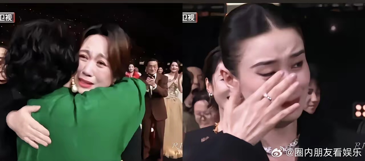 百花奖的颁奖现场，这一幕真的太戳人心了，女性美好的友谊在这个时候具象化了，在听到