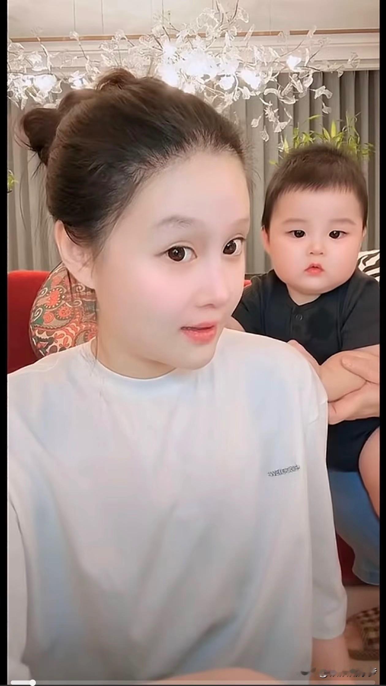 球球和儿子“皮儿”同框，
皮儿长得跟舅舅一样样的，
都说外甥随舅一点没错，
小时