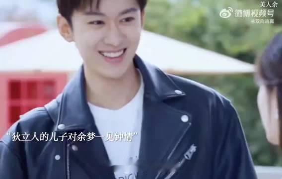 #美人余这么狗血必须尝尝咸淡#
bs
这个剧我没看，但是刷到了一些片段，好疯癫啊！确实非常狗血。
#