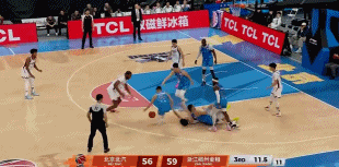 浙江琼斯背后拉拽方硕，裁判给违体没错，CBA吹罚终于有了案例意识

背后拉人就吹