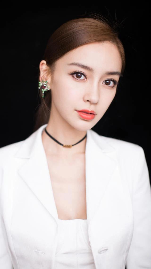 杨颖，艺名  Angelababy，是一位中国内地影视女演员。她于  1987 