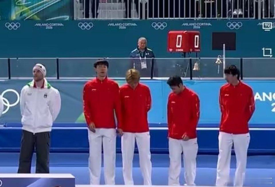 米兰冬奥会速度滑冰男子团体追逐B组决赛中，由刘瀚彬、李文淏、吴宇出战的中国队0.