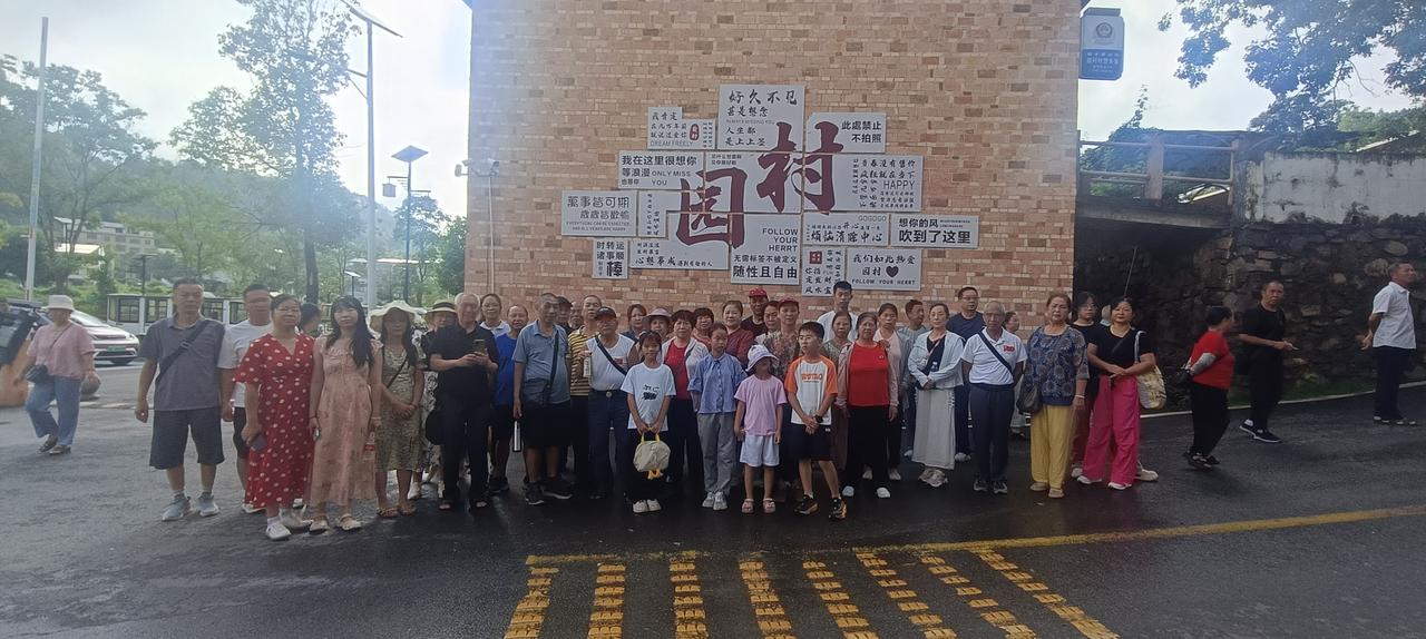 在江西上犹县园村随手一拍，都是绝美画面。春日里，新绿绵延的茶园中，茶香弥漫。“9