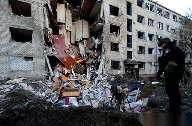 疯了，真的疯了，直接冲着核电站的供电线去了。
我第一次感觉，战争这玩意儿离我这么