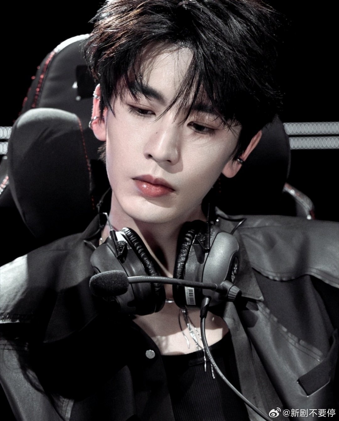 张凌赫谈负面评价面对争议，他直言“取其精华去其糟粕”，不被舆论裹挟。主动剔除外形