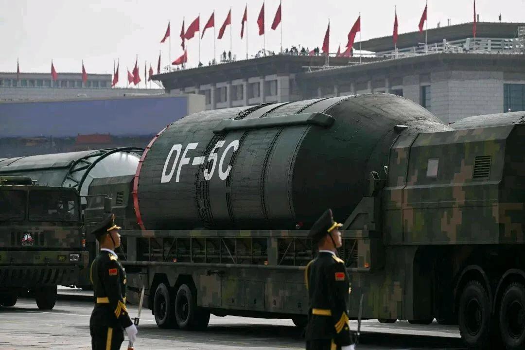 九三阅兵盛大举行，东风—5C液体洲际战略核导弹亮相。其打击范围覆盖全球，全时处于