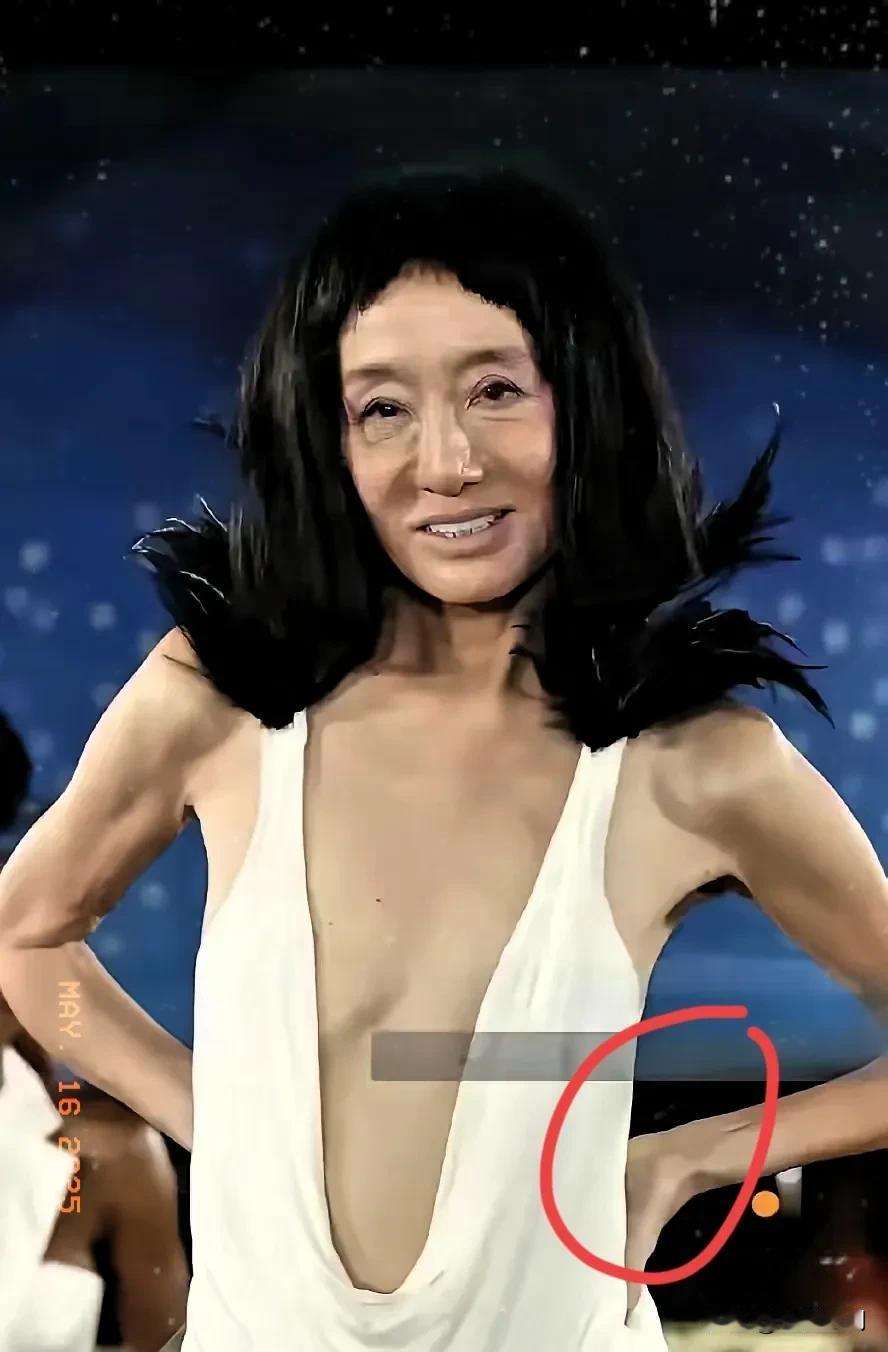 73岁的王薇薇
真是给所有女生提了醒

这次不是因为绝美婚纱设计，而是她的私服造