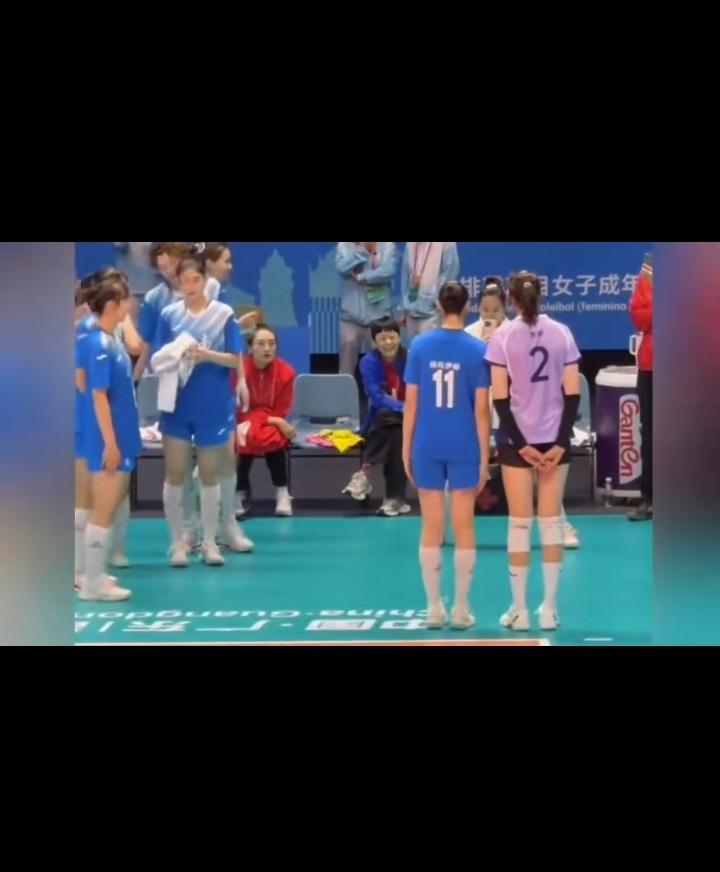 这次全运会我们熟悉的朱婷又回来了！比赛结束后，对手过来排队拍照合影说明我们的朱婷