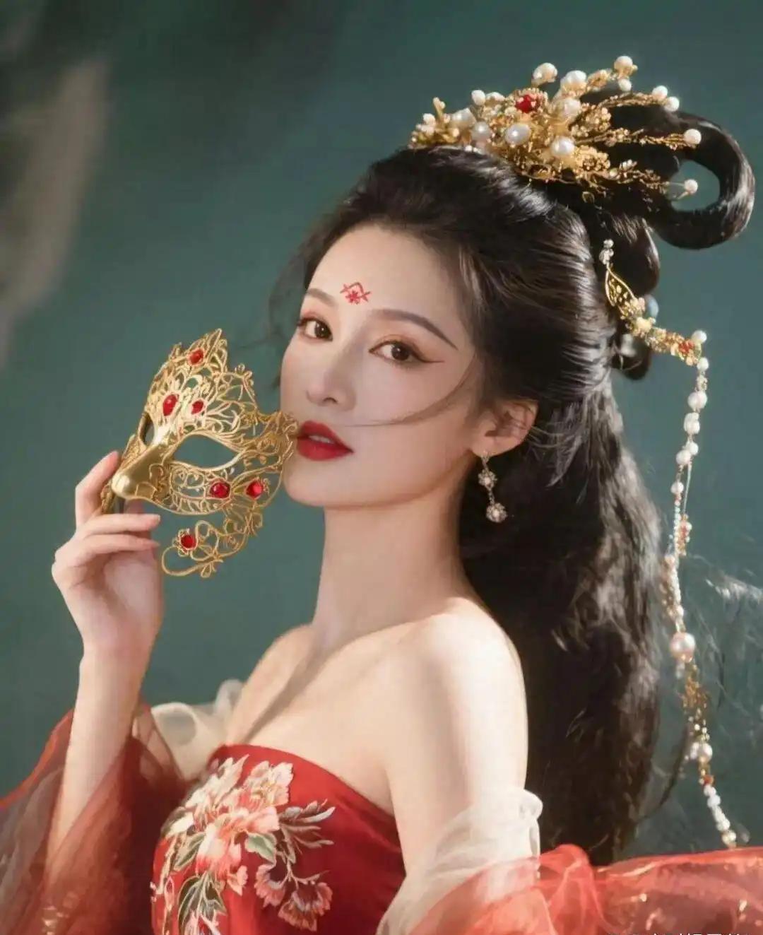 李沁的古风造型杀疯了！红妆白裳美到骨子里？ 