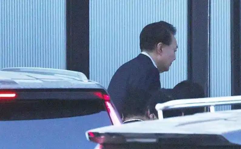 韩国总统尹锡悦选择用“主动投案”的方式被捕了，不过在公调处行使了沉默权，用一言不