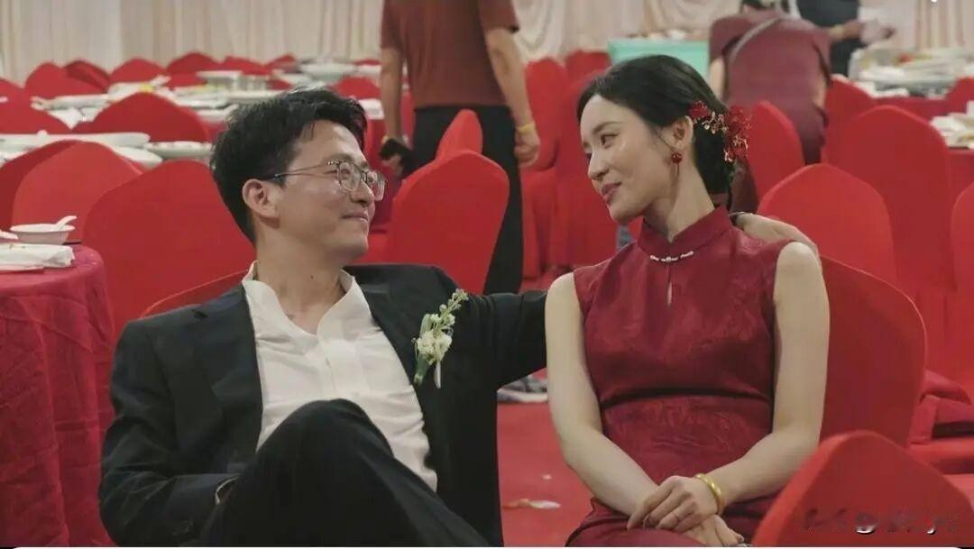 江苏一场婚礼，新郎新娘送走宾客后深情对视，双双泪崩。新郎对妻子说：“新婚快乐”，