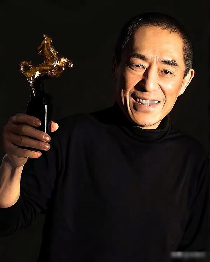 张艺谋回老家，对着修了一辈子自行车的残疾弟弟，说：哥给你三个选择，要么跟我去北京