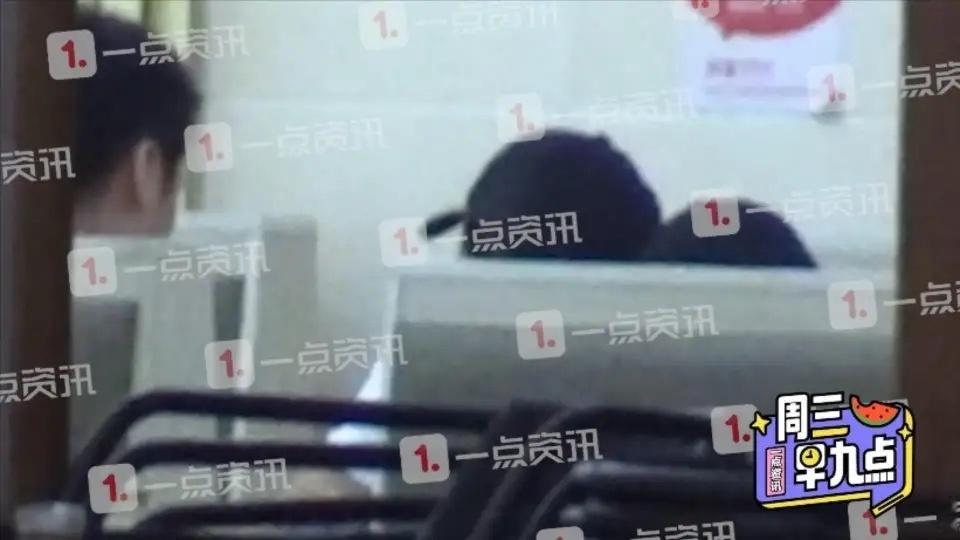 文章疑有新恋情近日，文章被拍到和一长发美女一同前往工作室，待到晚上才出来，随后俩